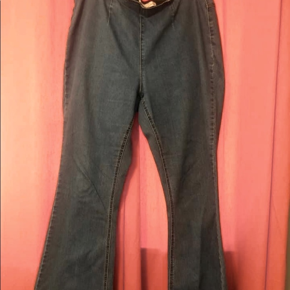 Catos light wash, pull on elastic waist, flare jeans